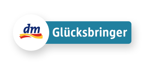 Glücksbringer Logo mit dm Schriftzug und blauem Hintergrund