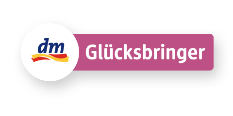 Glücksbringer Logo mit dm Schriftzug auf rosa Hintergrund