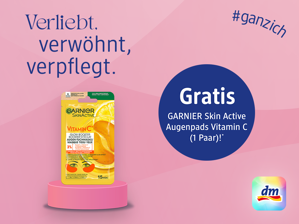 Eine Packung Garnier Skin Active Augenpads mit Vitamin C auf rosa Hintergrund. Text: Verliebt. verwöhnt, verpflegt. und Gratis GARNIER Skin Active Augenpads Vitamin C (1 Paar)!