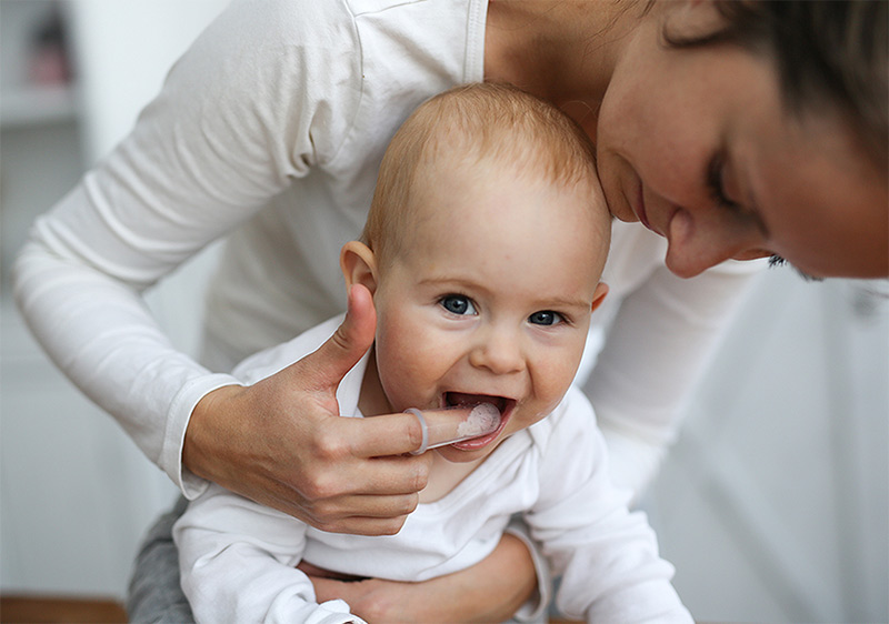 Wenn Babys Zahnen Symptome Und Zahnungshilfen Dm De